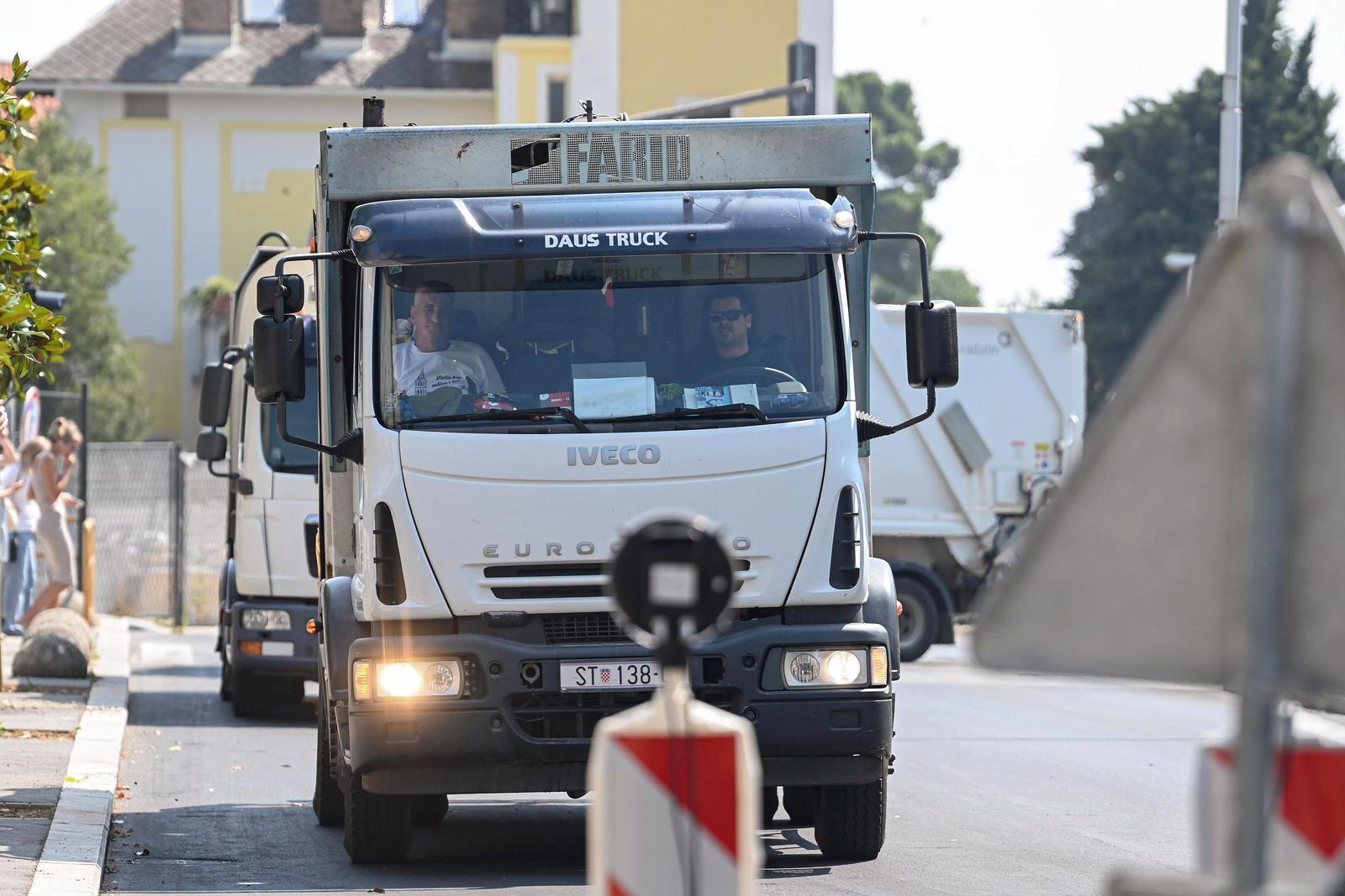 Split: Gradonačelnik Sinja Miro Bulj dovezao je četiri kamiona s otpadom pred zgradu Županije