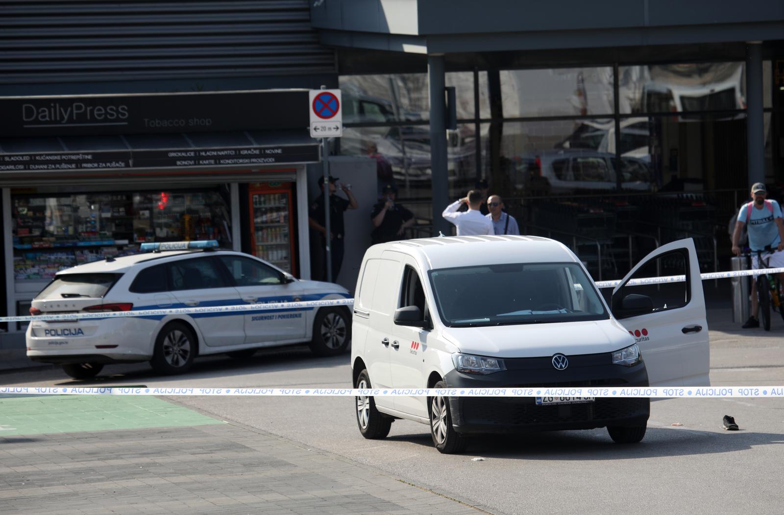 Šibenik: Policijski očevid na mjestu gdje je došlo do pucnja vatrenim oružjem u službenom vozilu