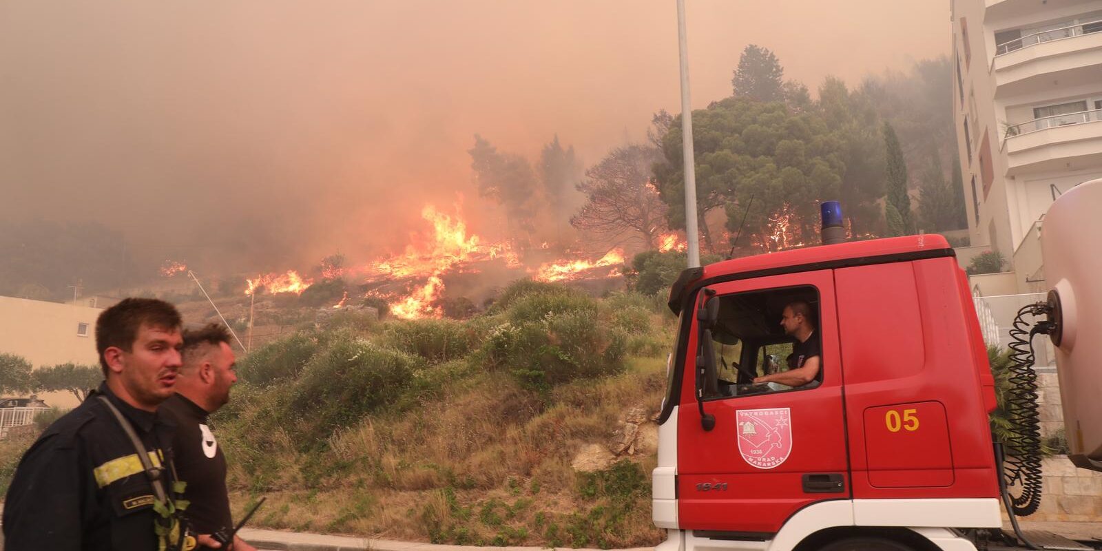 Buknuo veliki požar u Pisku, vatra došla do kuća
