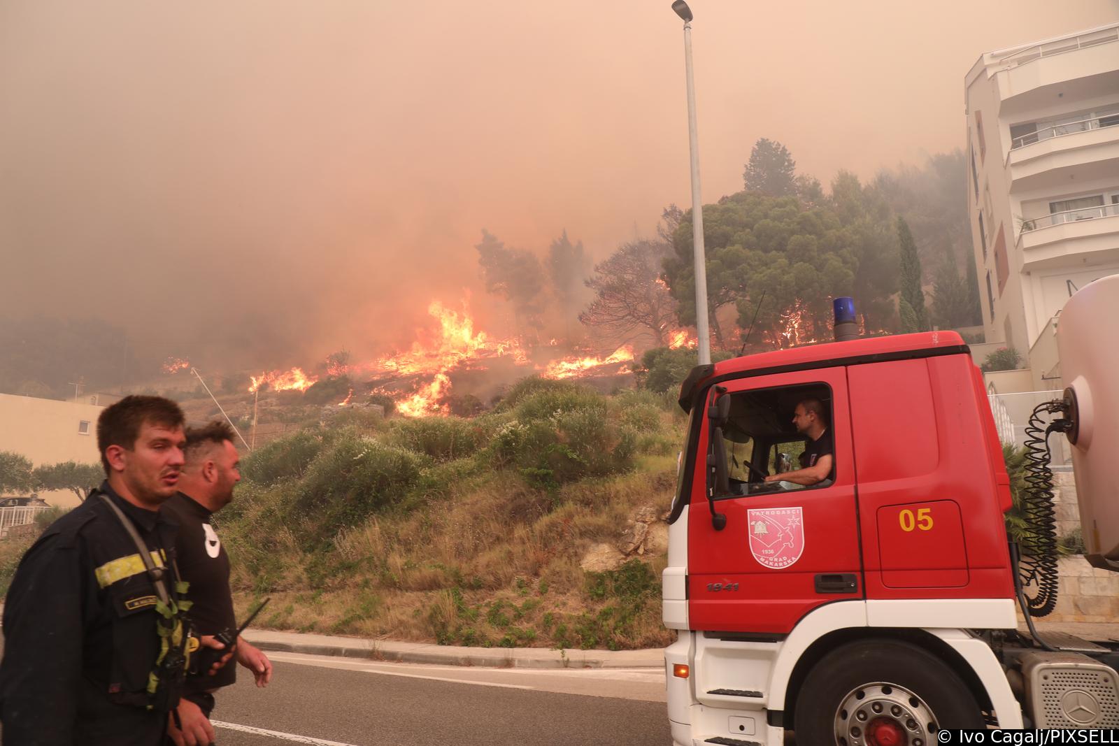 Buknuo veliki požar u Pisku, vatra došla do kuća