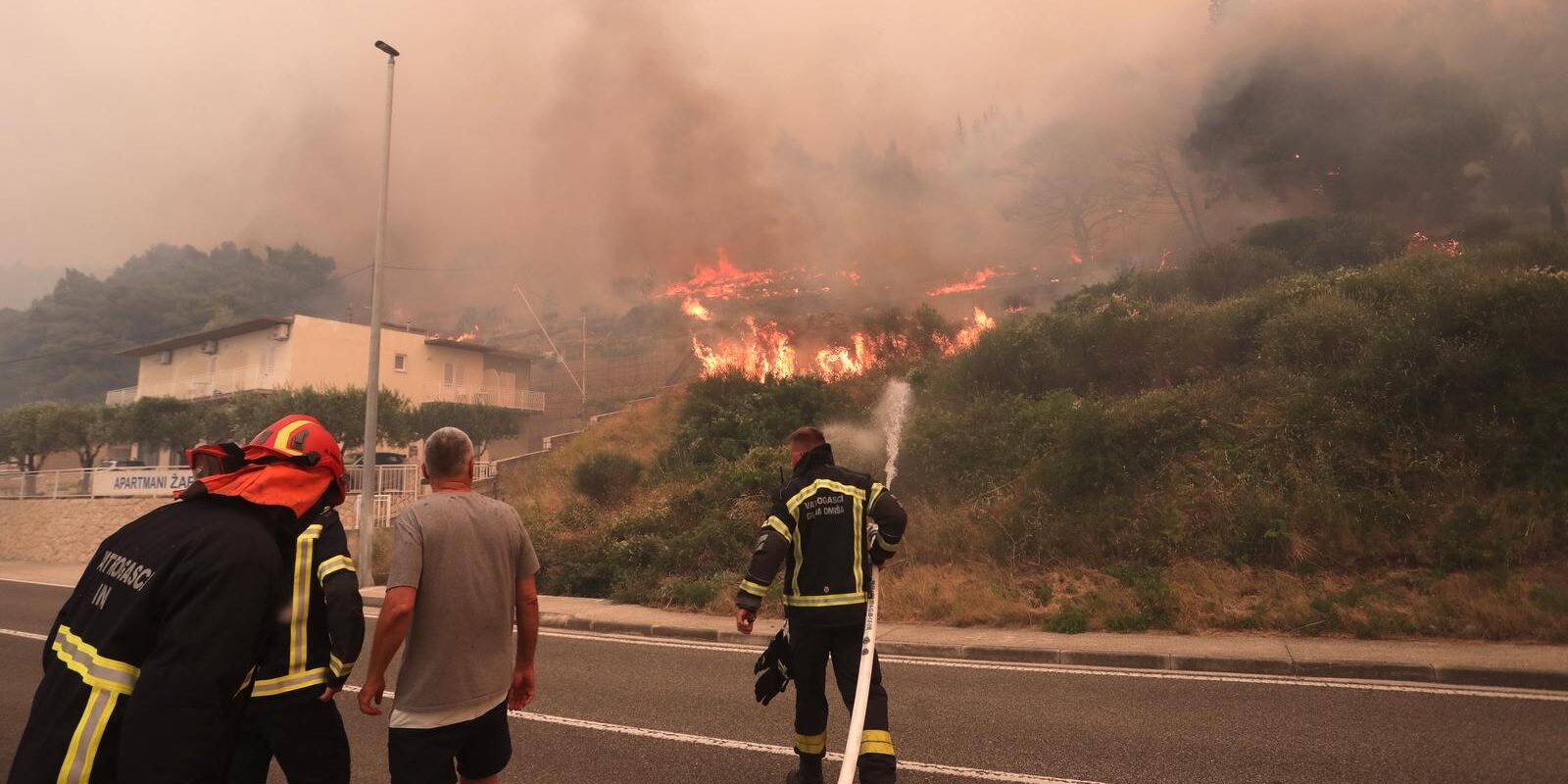 Buknuo veliki požar u Pisku, vatra došla do kuća