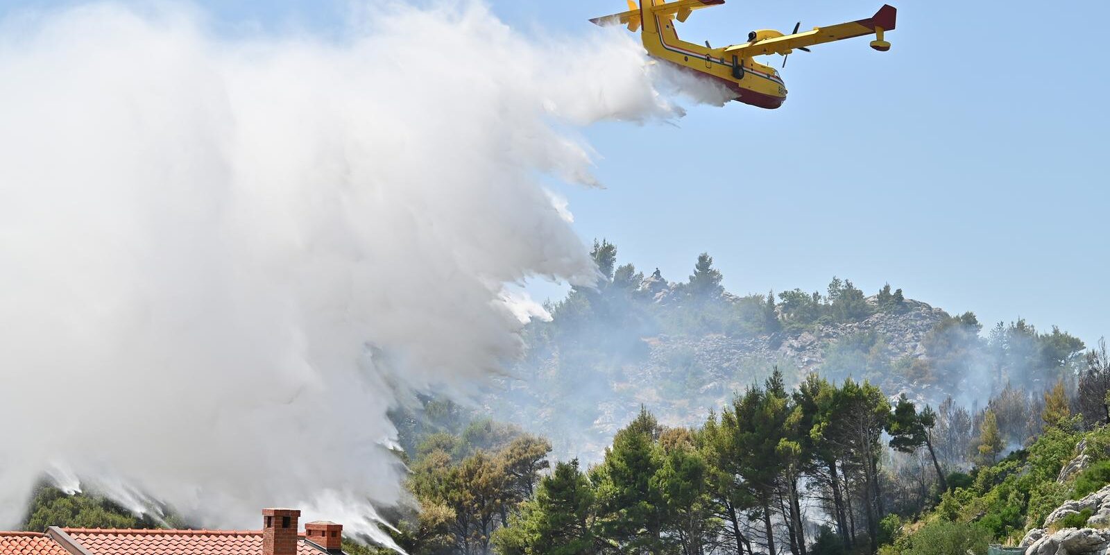 Makarska: Buknuo požar na Velikom Brdu