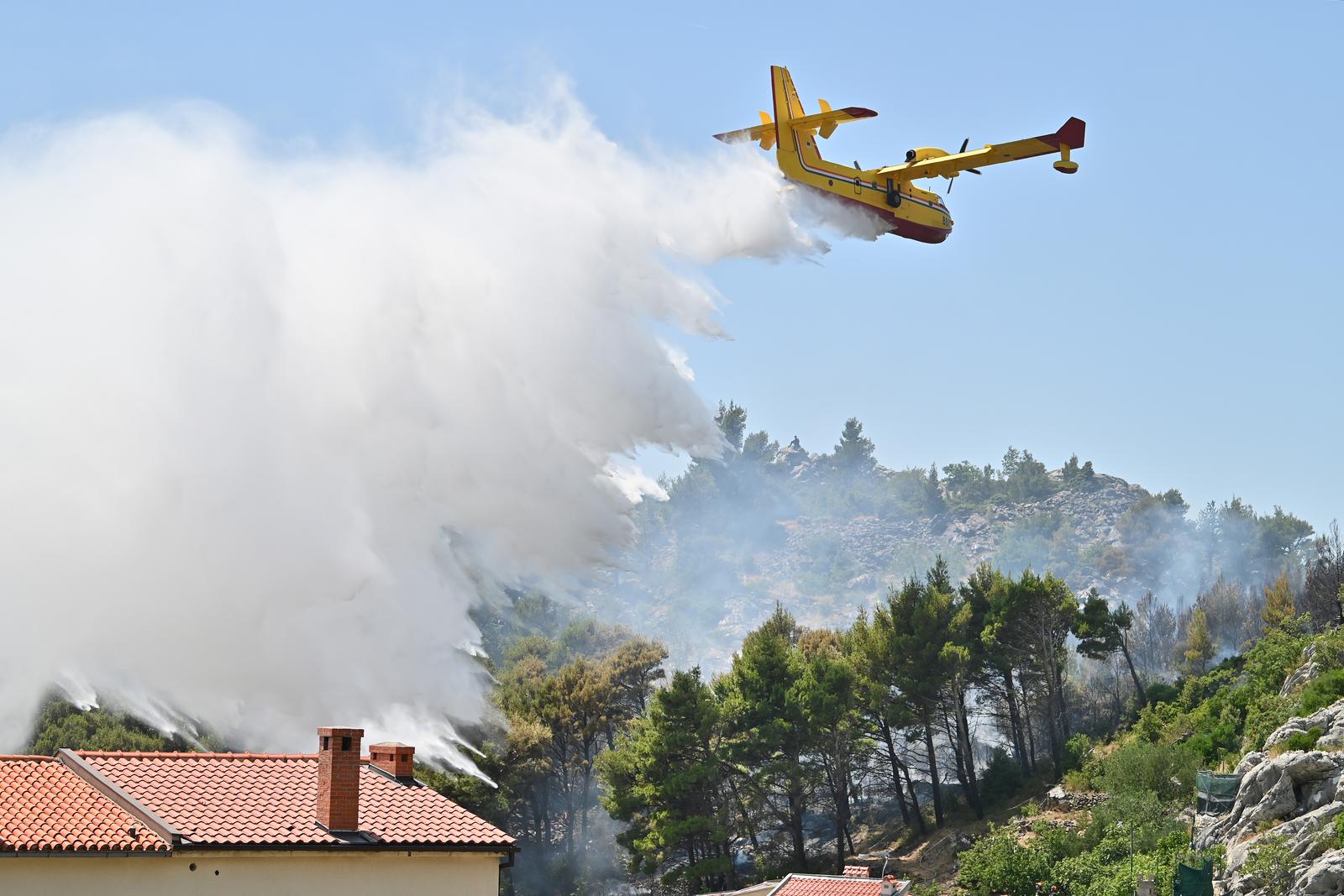 Makarska: Buknuo požar na Velikom Brdu