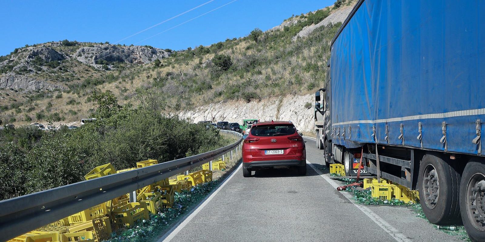 Plano: Teret s kamiona pao na automobil
