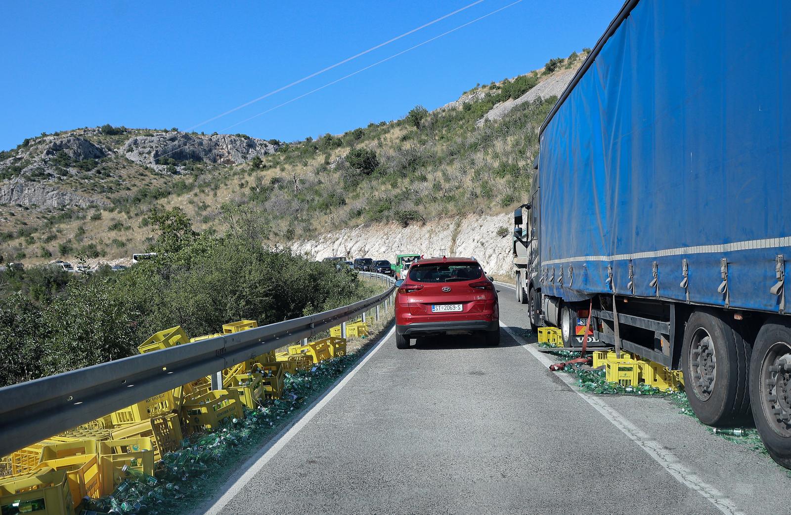 Plano: Teret s kamiona pao na automobil