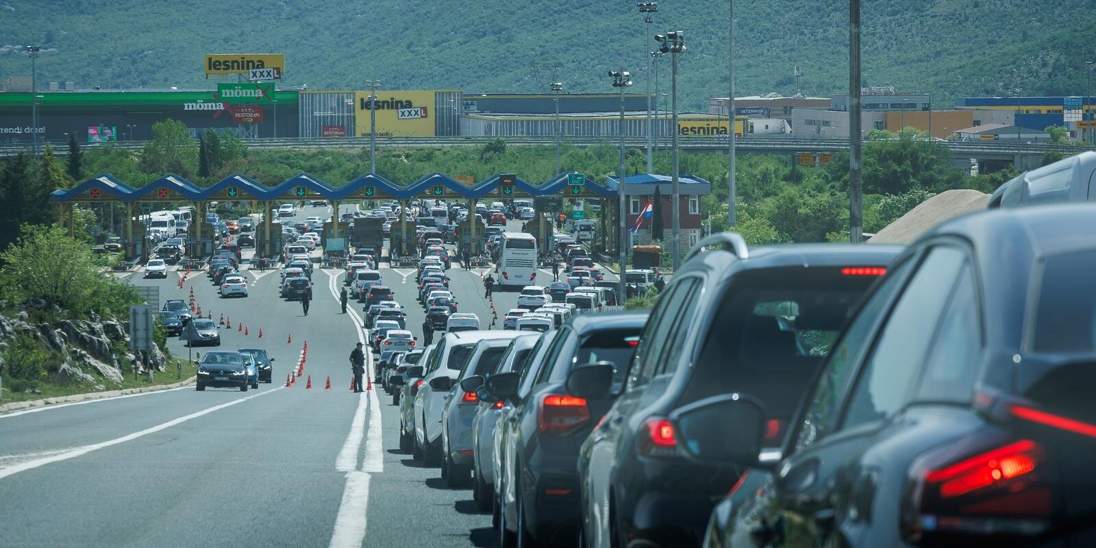 Policijska vozila na naplatnim postajama pri ulasku u Split dočekuju navijače