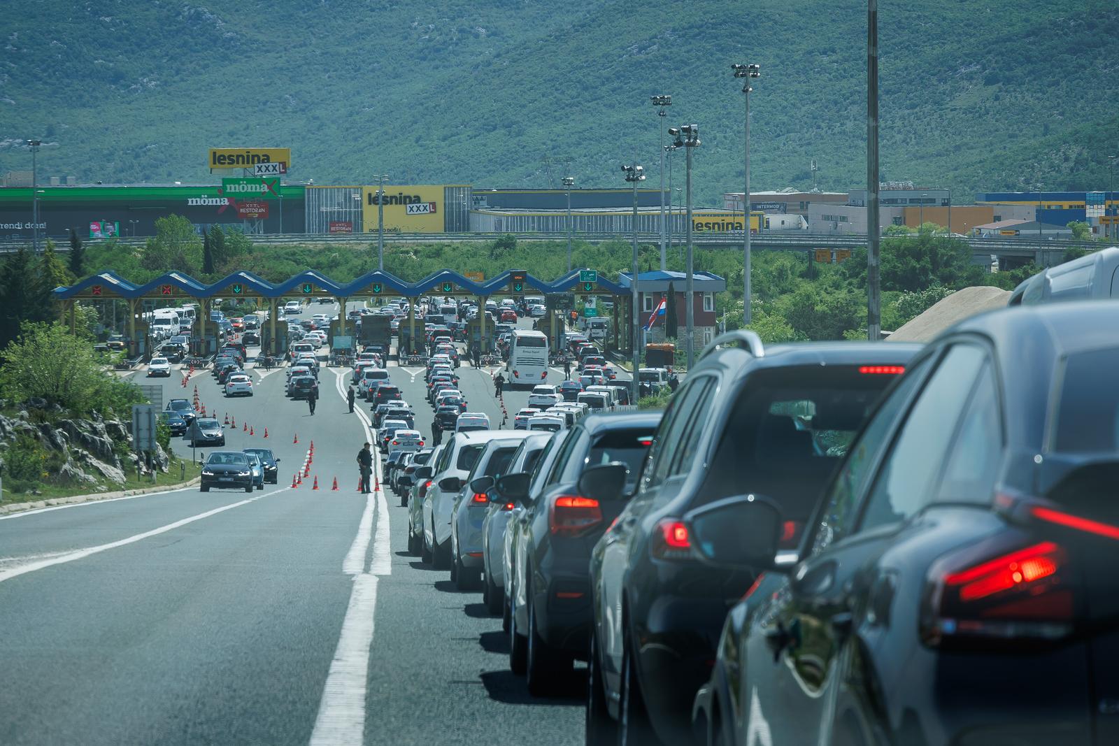 Policijska vozila na naplatnim postajama pri ulasku u Split dočekuju navijače
