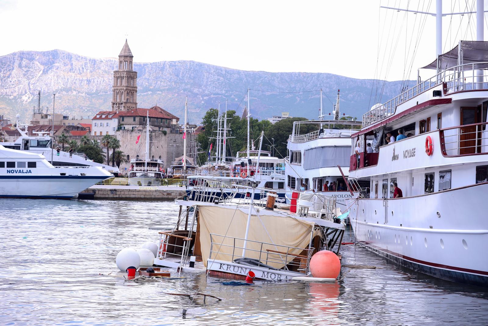 Split: Trajket udario u dva broda, jedan potonuo