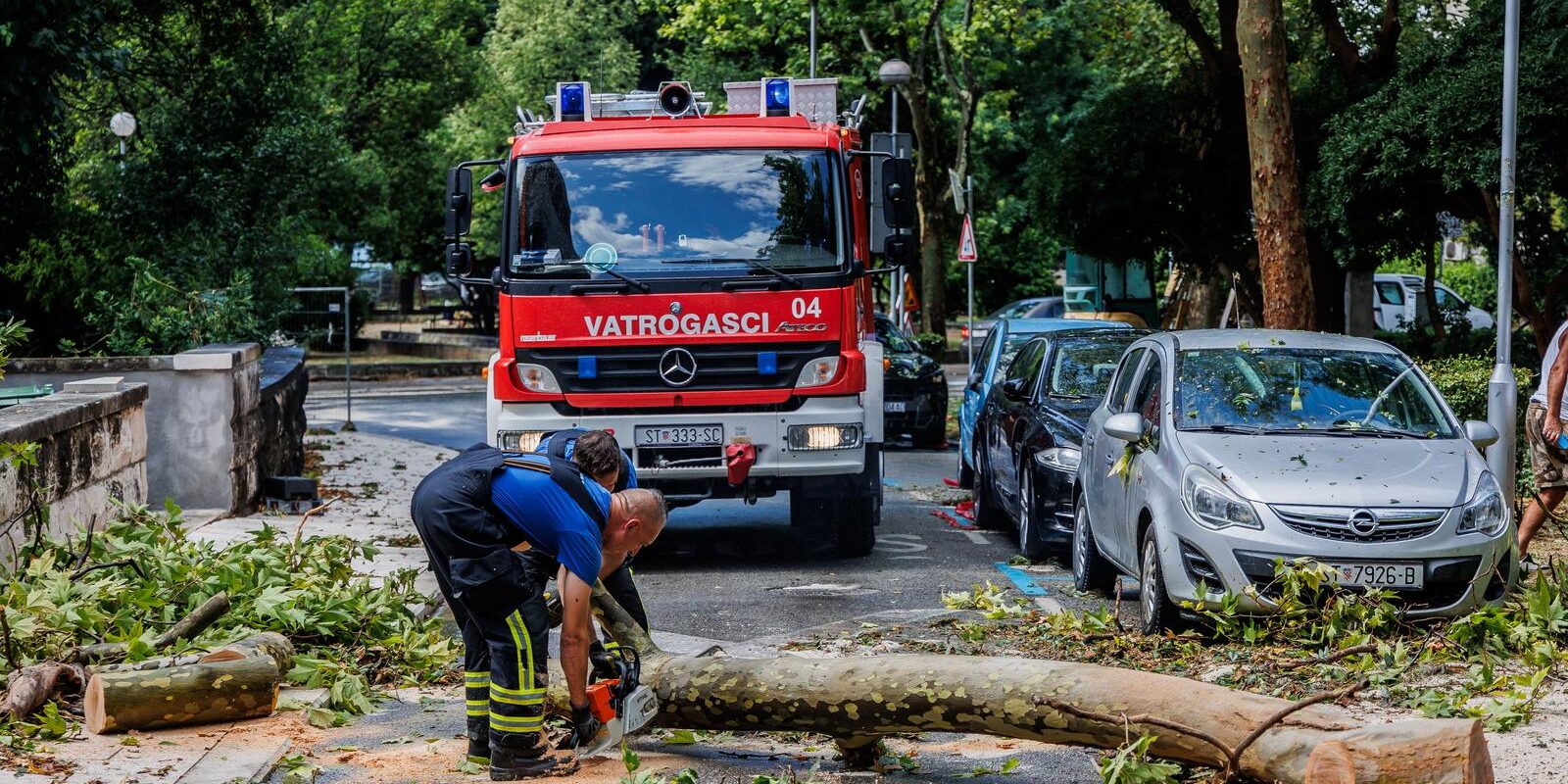 Nevrijeme poharalo Split, vatrogasci imaju pune ruke posla