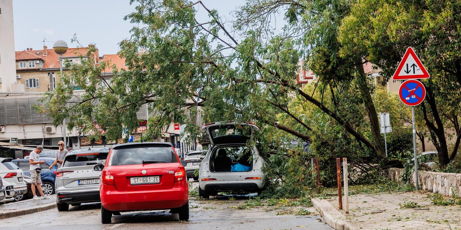 Nevrijeme poharalo Split, vatrogasci imaju pune ruke posla