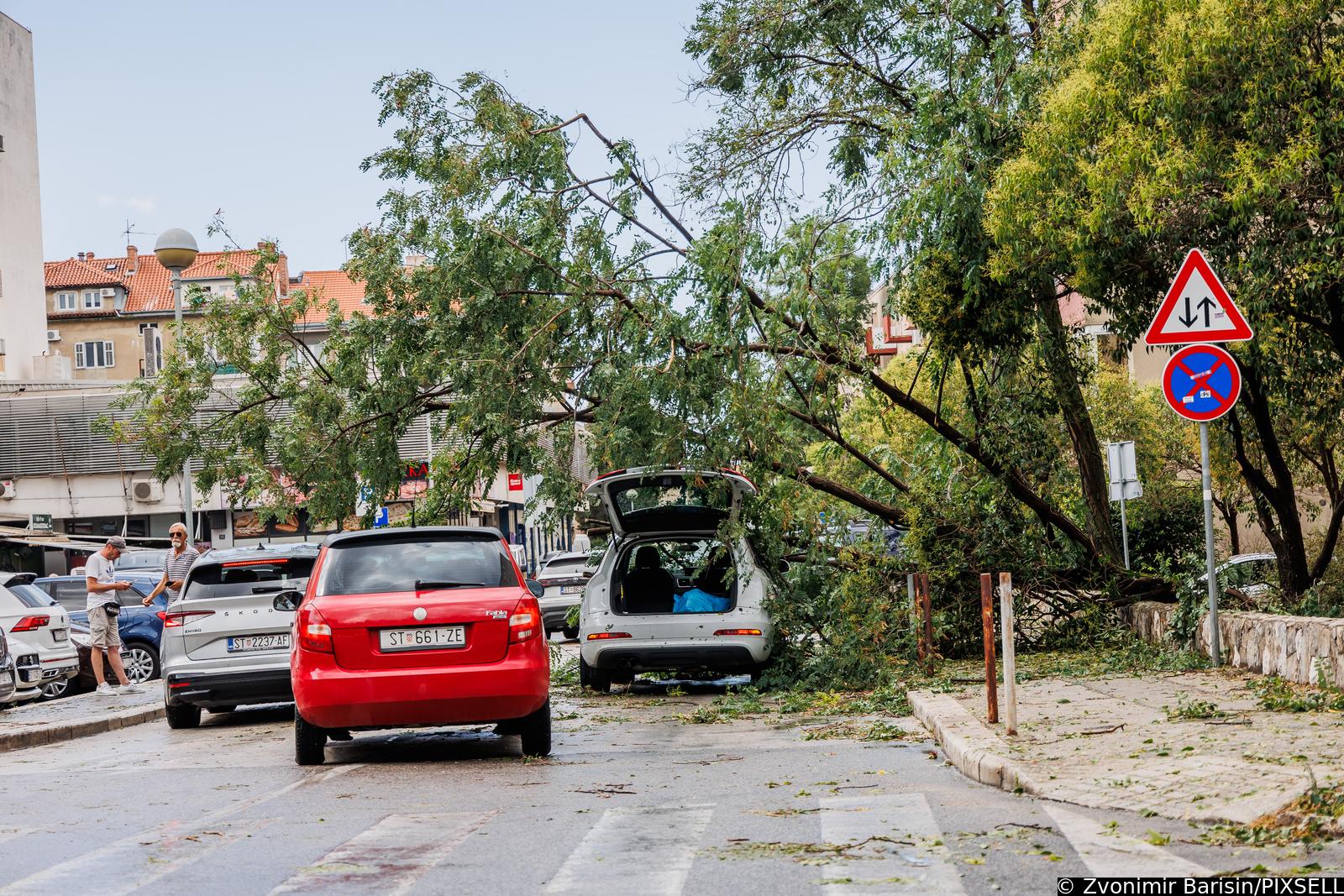 Nevrijeme poharalo Split, vatrogasci imaju pune ruke posla
