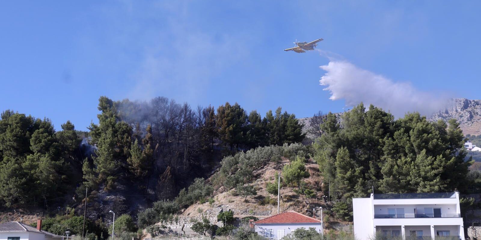 Požar u Podstrani, dignut je Air Tractor