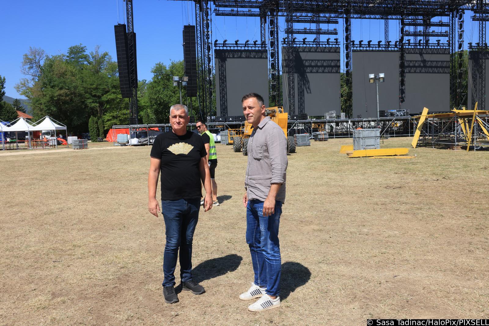 Sinj: Novinarski obilazak bine za koncert Marka Perkovića Thompsona