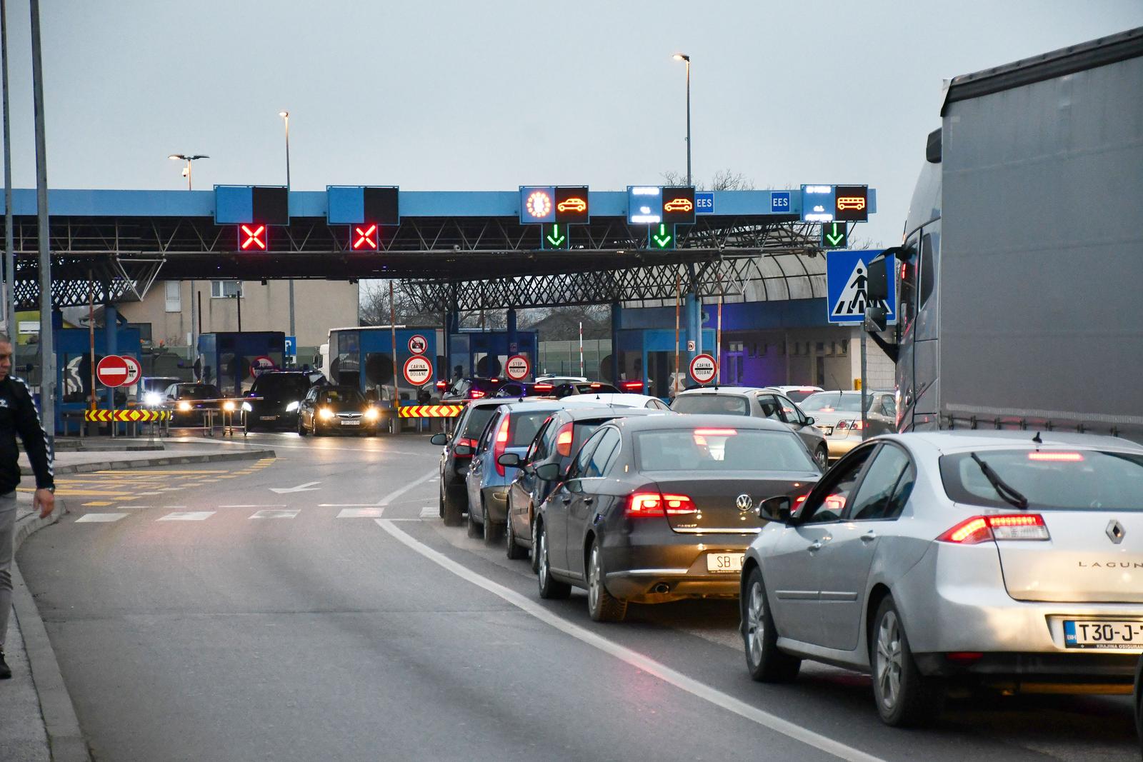 Pojačan promet vozila na graničnom prijelazu u Slavonskom Brodu