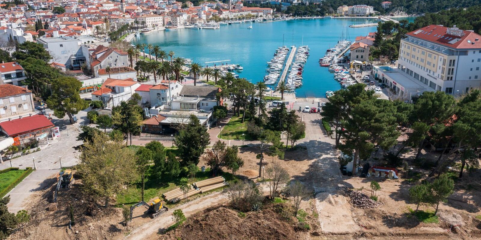 Pogled iz zraka na radove na urbanom parku Zelena Peškera u Makarskoj