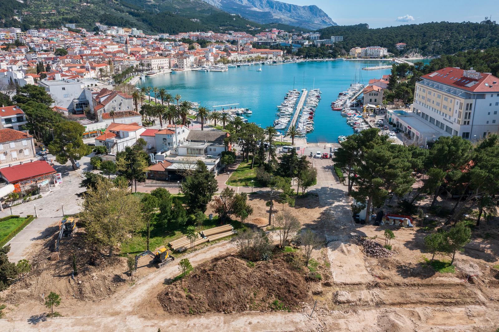 Pogled iz zraka na radove na urbanom parku Zelena Peškera u Makarskoj