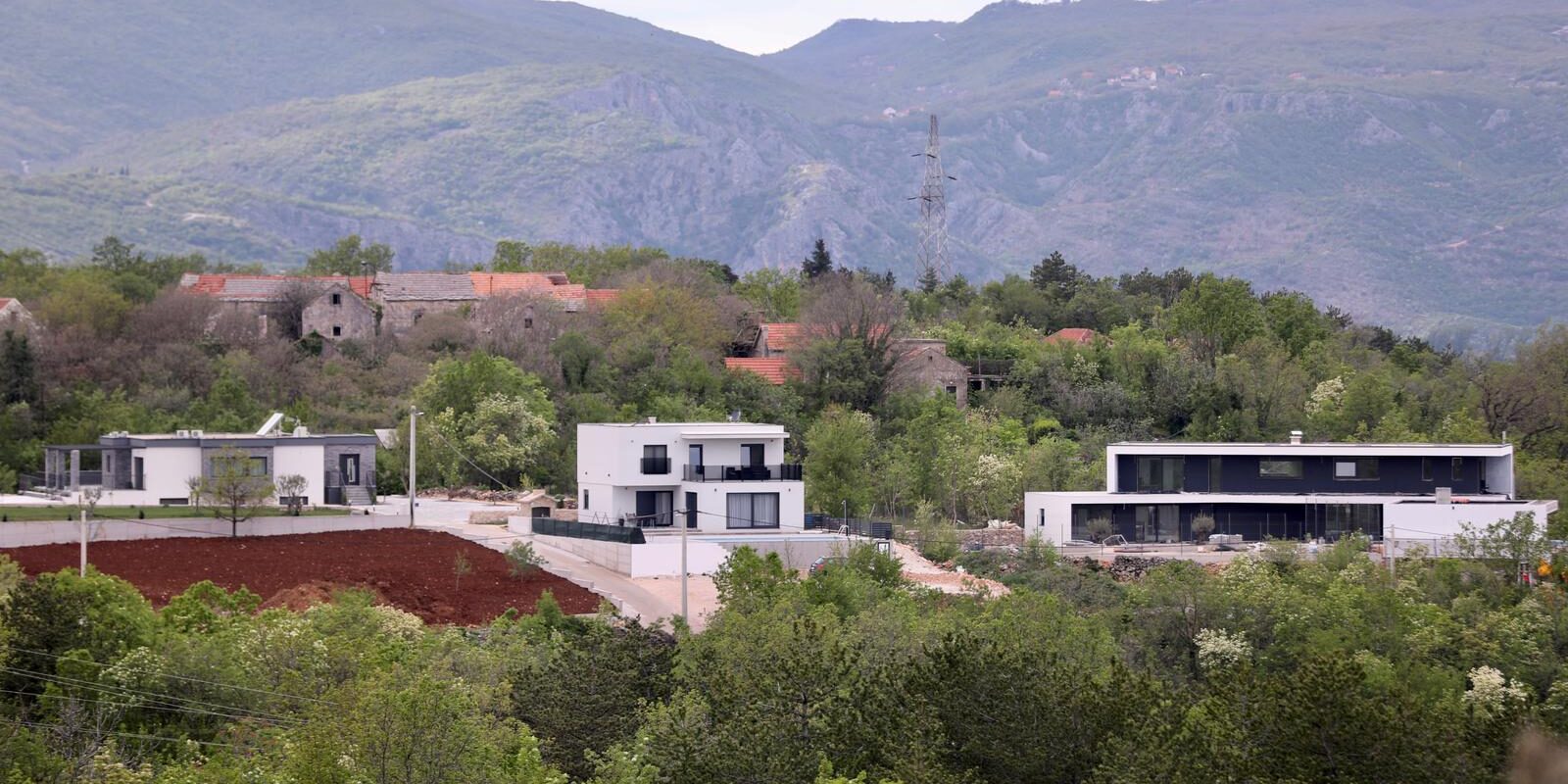 Grubine: Selo gdje je procvala gradnja luksuznih vila s bazenima