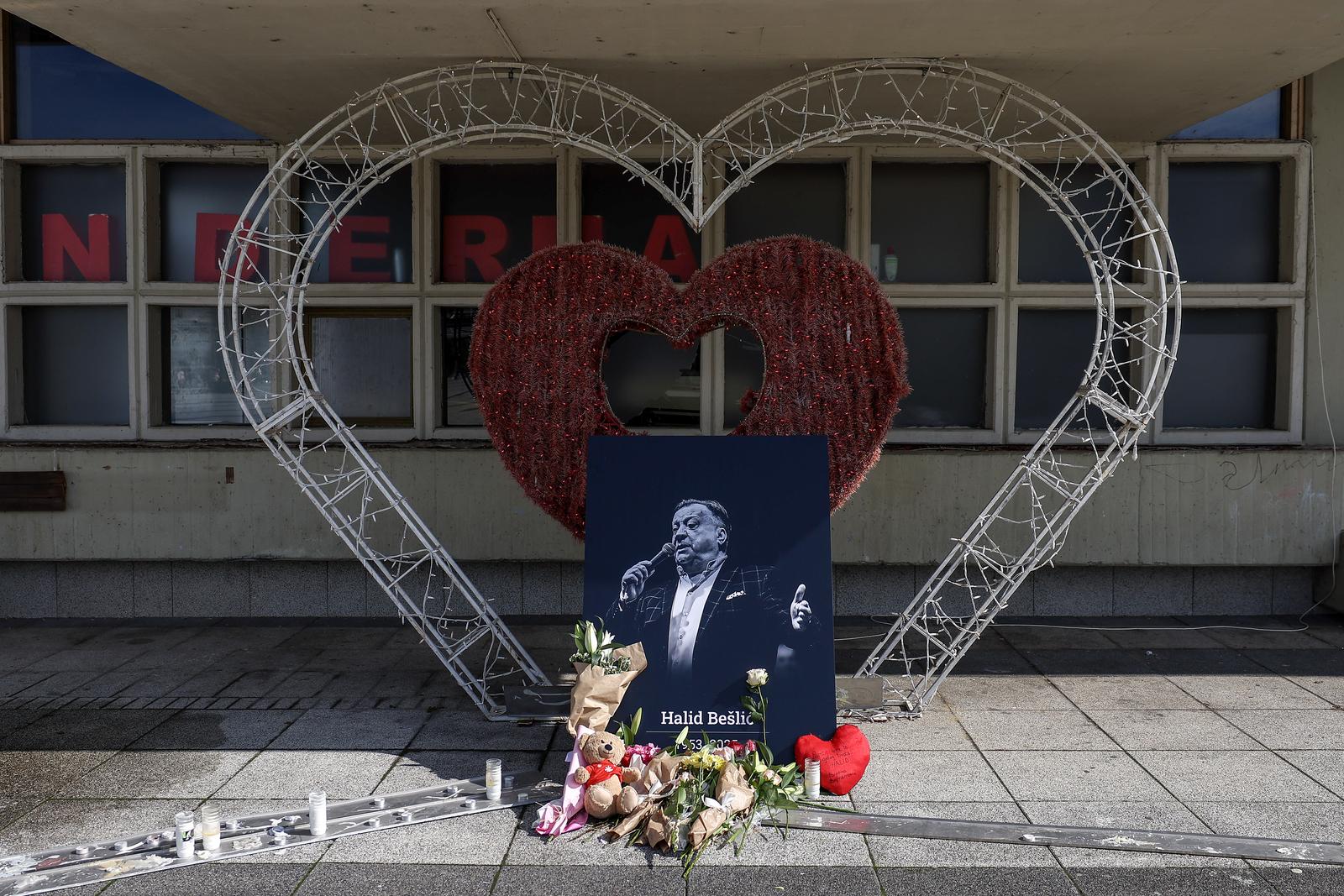 Sarajevo: Dan nakon okupljanja u čast Halida Bešlića građani još uvijek donose cvijeće