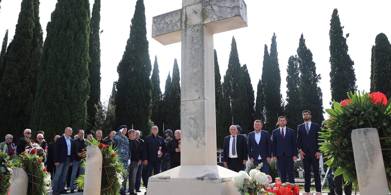 Split: Polaganje vijenaca povodom blagdana Svih svetih
