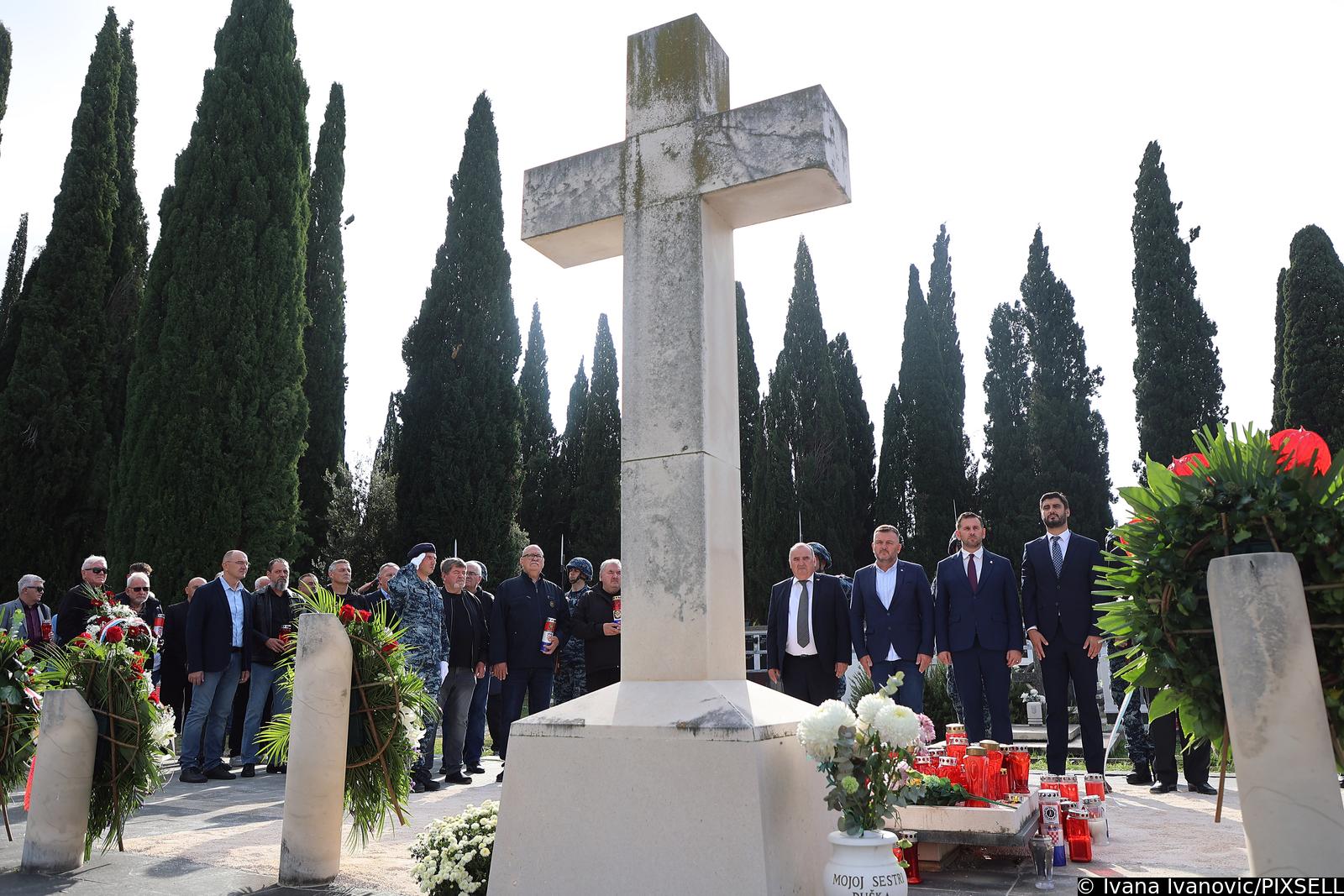 Split: Polaganje vijenaca povodom blagdana Svih svetih