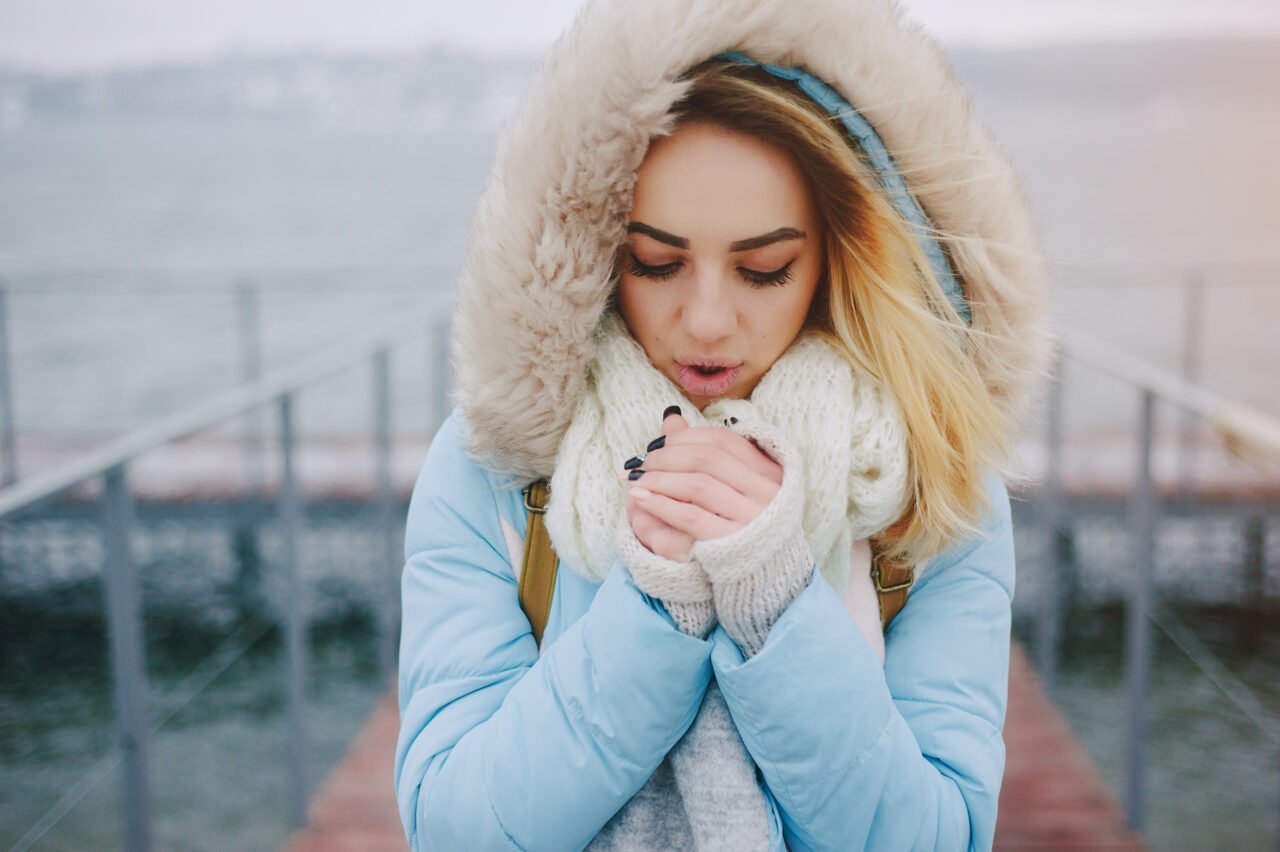 blue-background-fashion-charming-lifestyle-1280×852