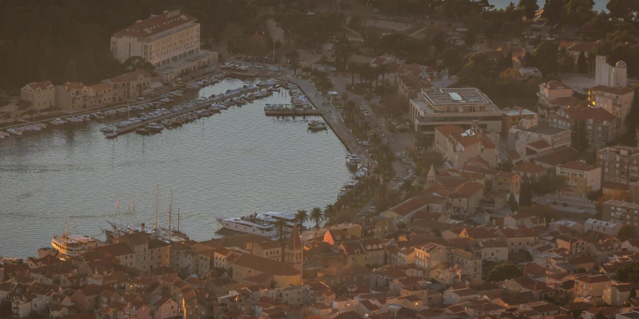 Makarska: Pogled na Makarsku sa Skywalka na Biokovu