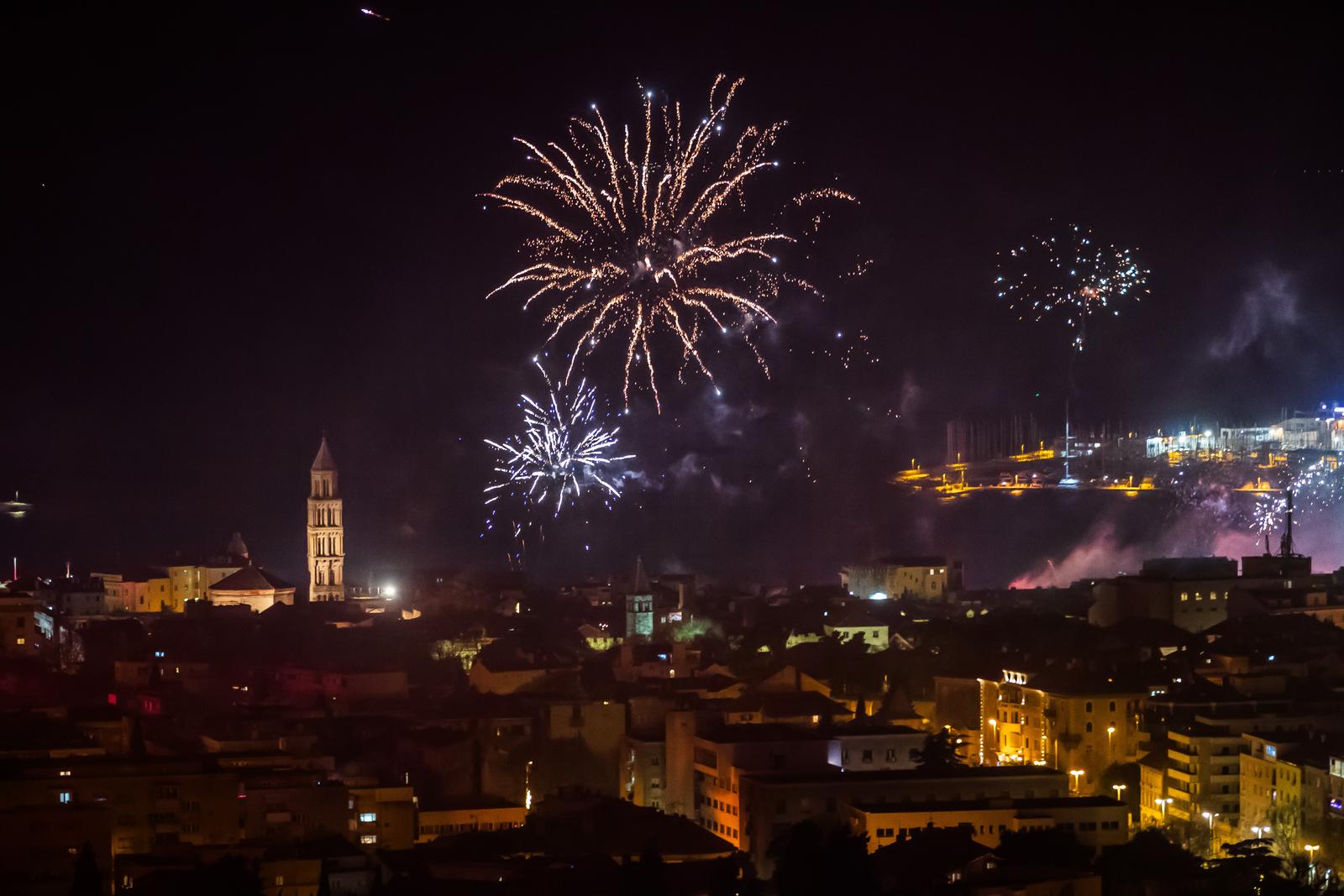 Vatromet na nebu iznad Splita u novogodišnjoj noći