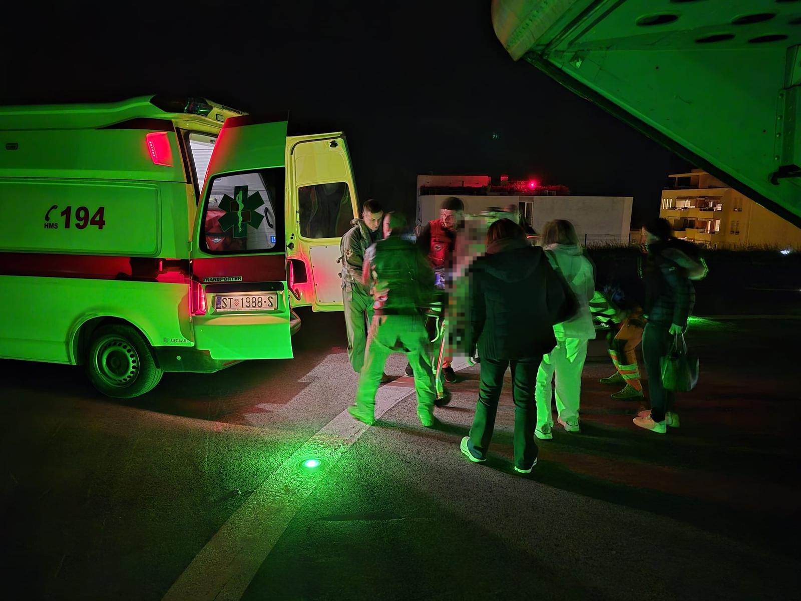 Helikopter HRZ-a prevezao dvoje novorođenčadi iz Dubrovnika u Split