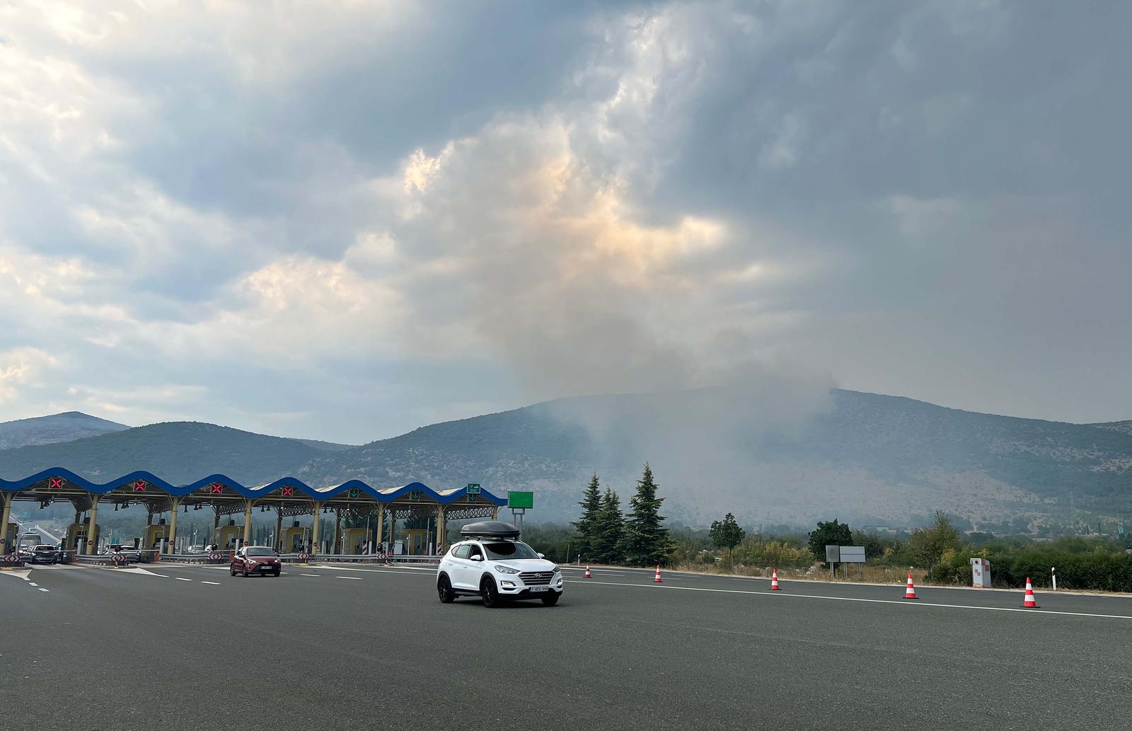 Dugopolje: Nekoliko požara izbilo iznad A1 nakon grmljavinskog nevremena