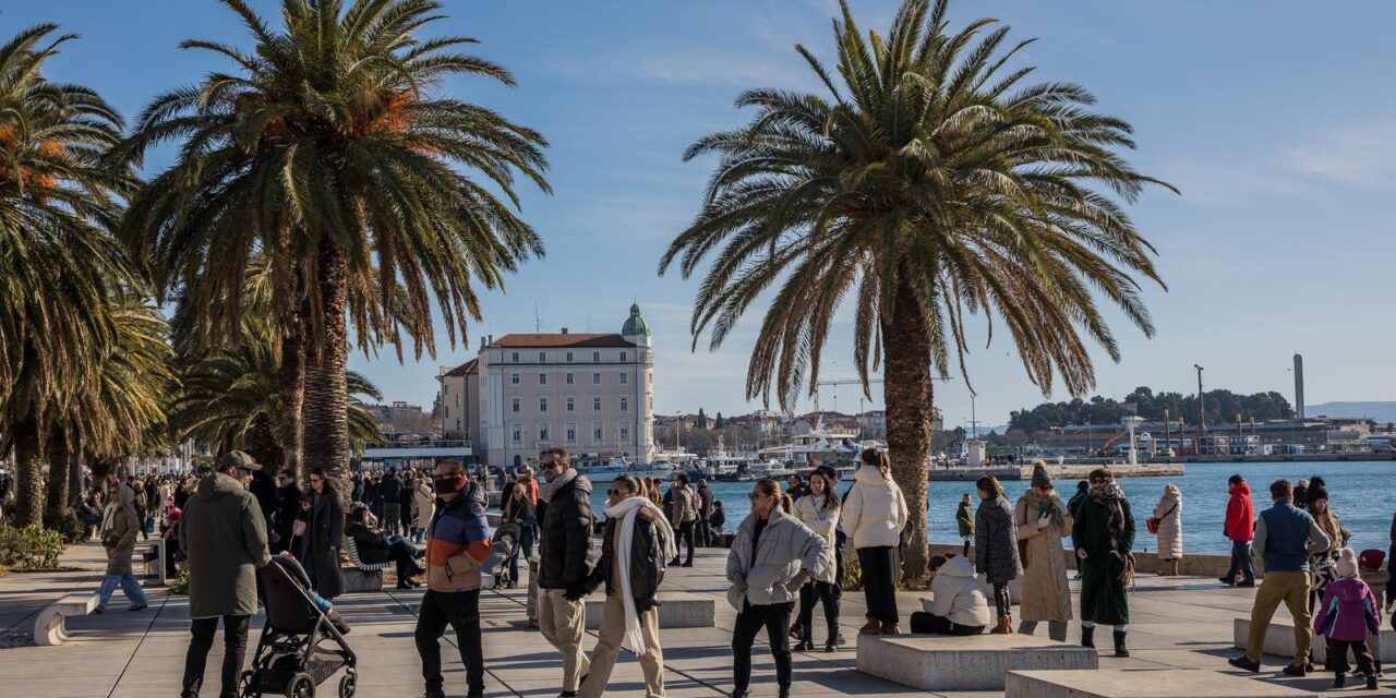Split: Brojni građani uživali u hladnom sunčanom danu posljednjeg dana 2025.