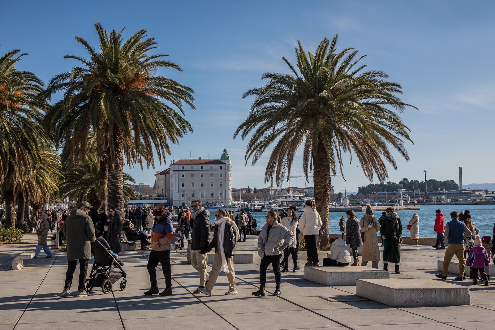 Split: Brojni građani uživali u hladnom sunčanom danu posljednjeg dana 2025.