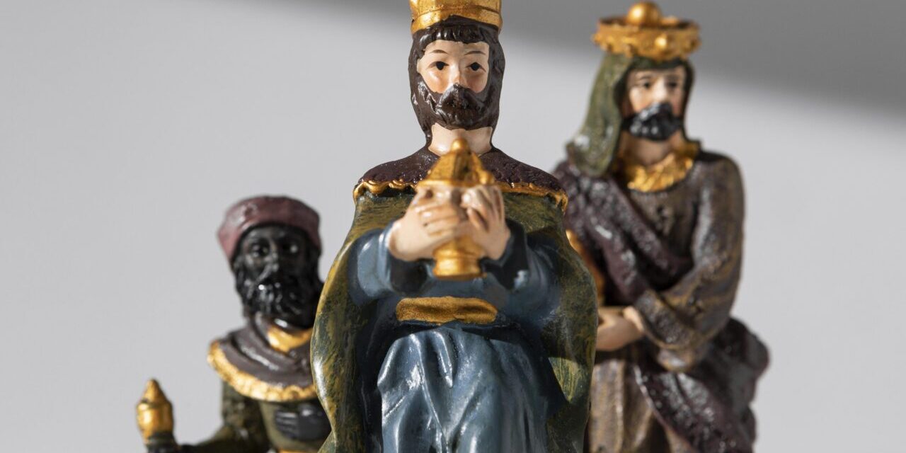 front-view-epiphany-day-kings-figurines-1280×853
