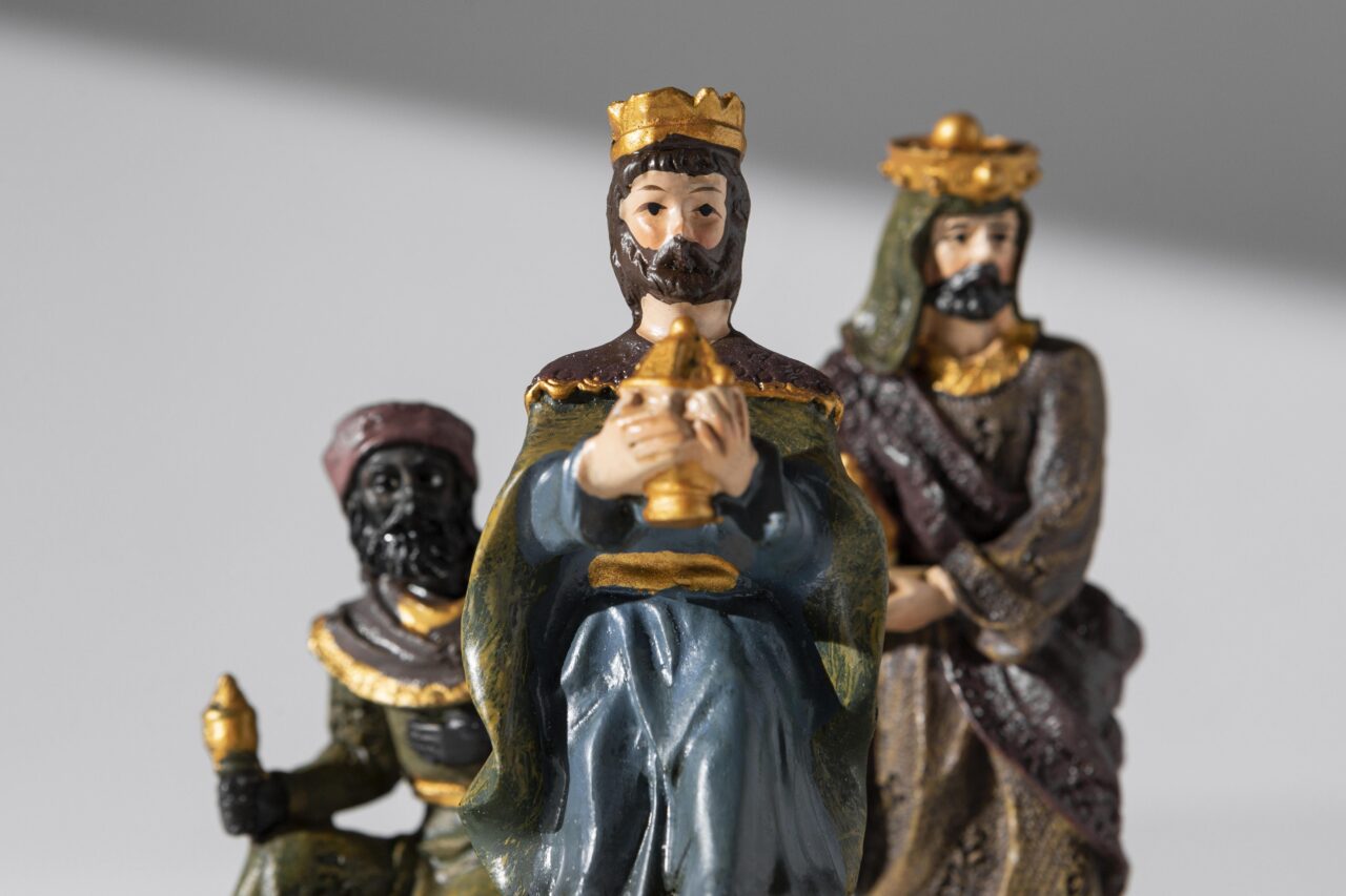 front-view-epiphany-day-kings-figurines-1280×853