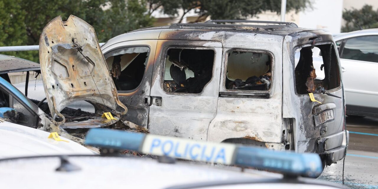 Split: U Krležinoj ulici zapaljena su tri automobila, policijski očevid u tijeku