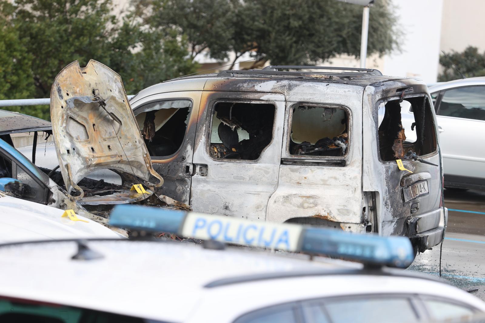 Split: U Krležinoj ulici zapaljena su tri automobila, policijski očevid u tijeku