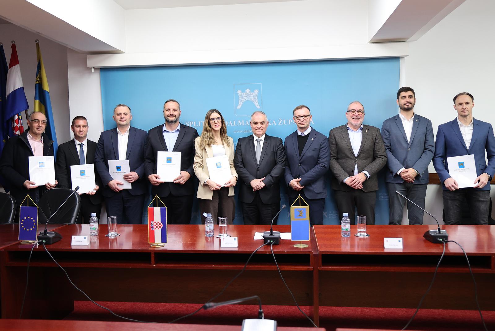 Split: Blaženko Boban uručio ugovore za uređenje i izgradnju sportskih objekata i dječjih igrališta