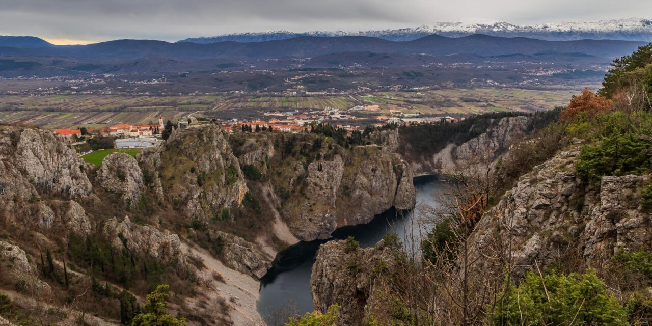 Pogled na Imotski i Modro jezero
