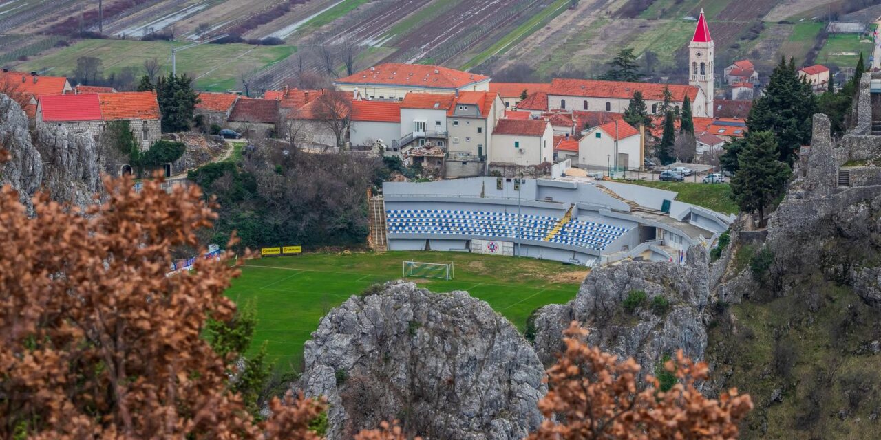 16.02.2026., Imotski – Pogled na Imotski i Modro Jezero.