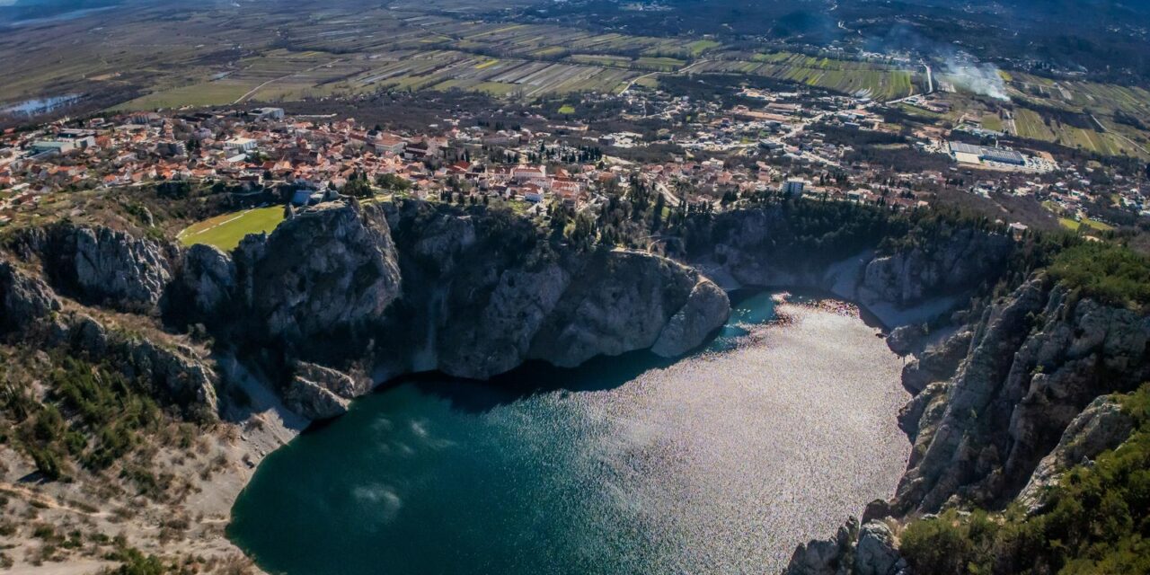 Pogled iz zraka na Modro jezero koje je u rekordnom vodostaju od 2013. godine zbog obilnih kiša