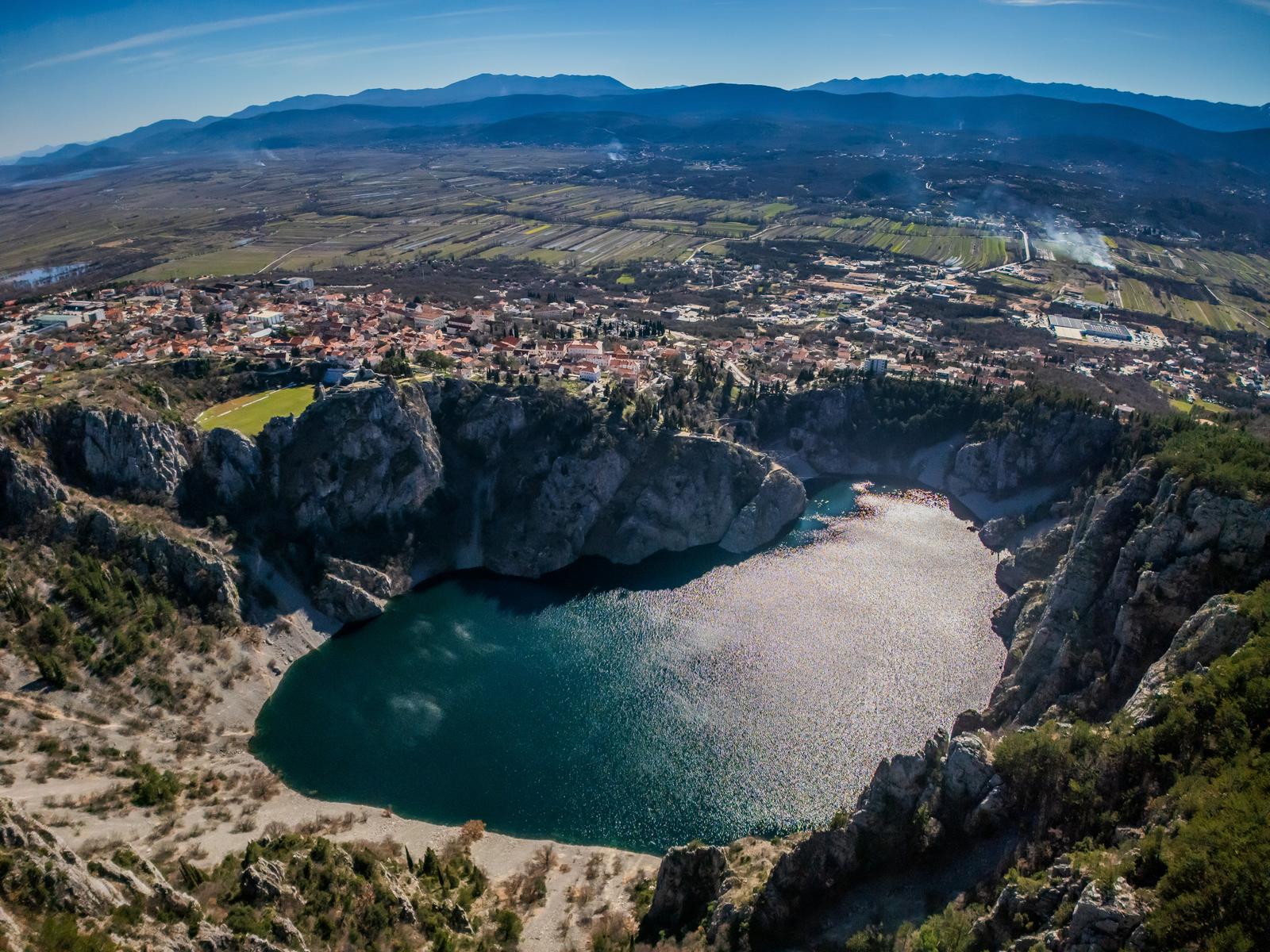 Pogled iz zraka na Modro jezero koje je u rekordnom vodostaju od 2013. godine zbog obilnih kiša