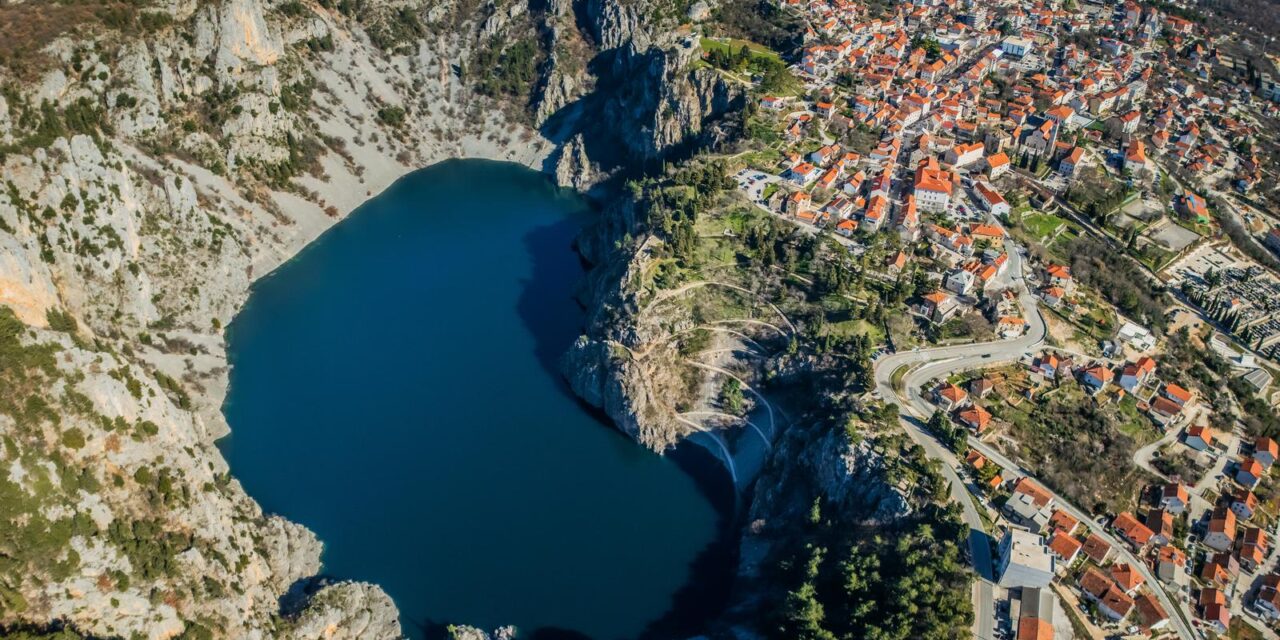 Pogled iz zraka na Modro jezero koje je u rekordnom vodostaju od 2013. godine zbog obilnih kiša