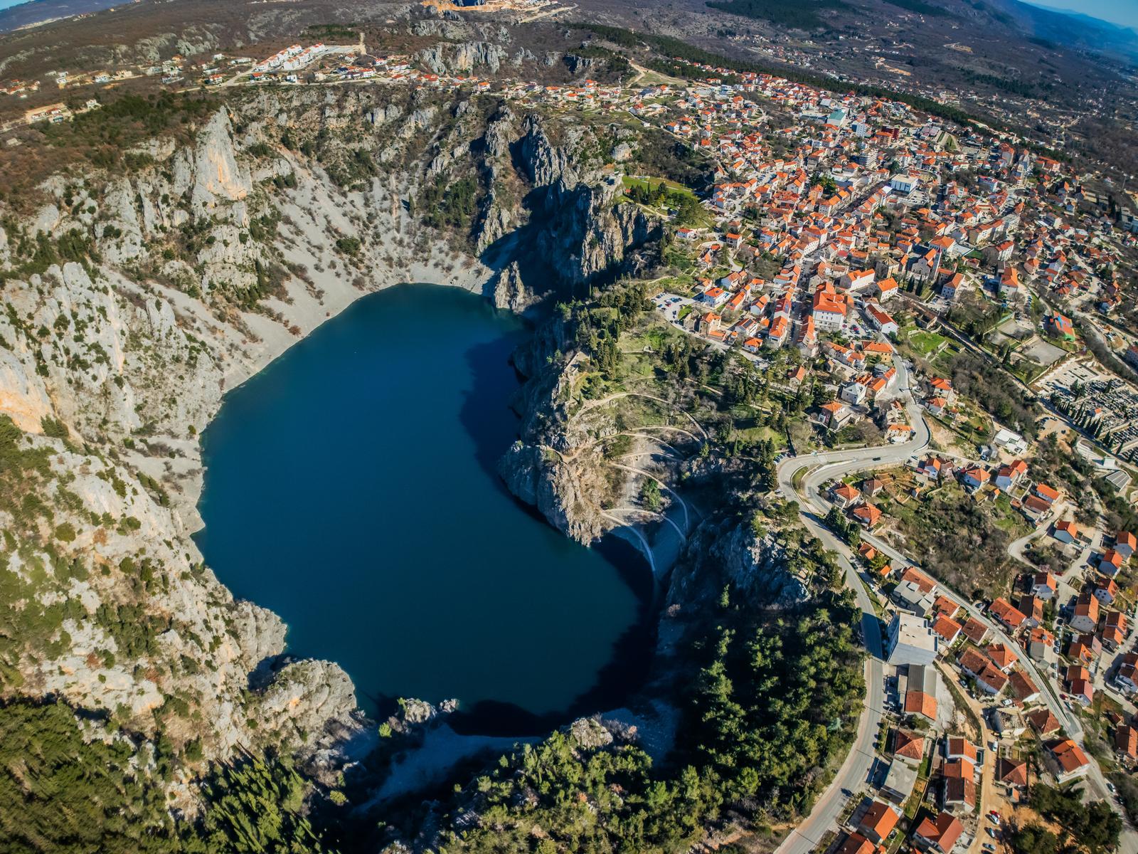 Pogled iz zraka na Modro jezero koje je u rekordnom vodostaju od 2013. godine zbog obilnih kiša