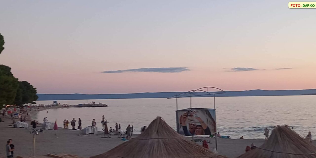 Plaža u Baškoj Vodi u suton – najava 021 portal