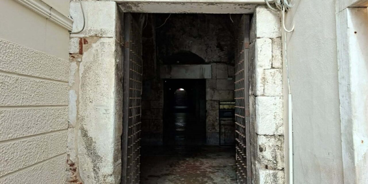 Prolaz kroz Dioklecijanovu palaču Split – 021 portal
