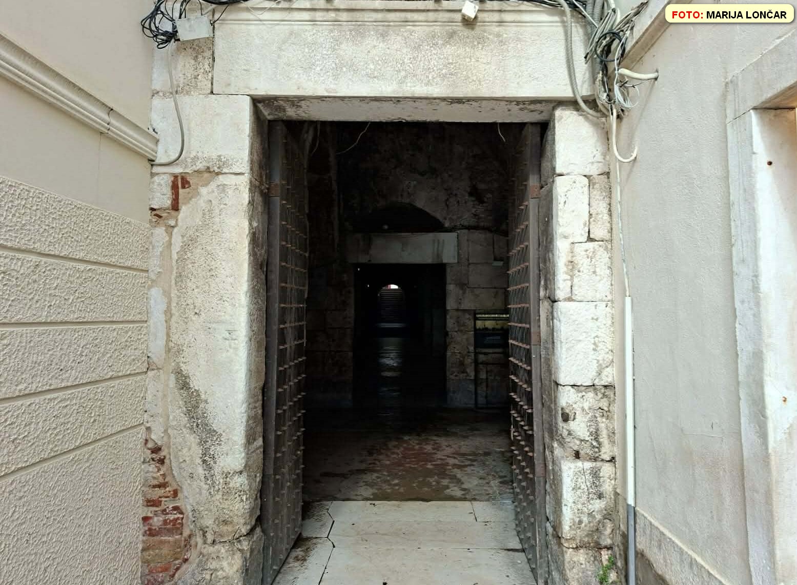 Prolaz kroz Dioklecijanovu palaču Split – 021 portal