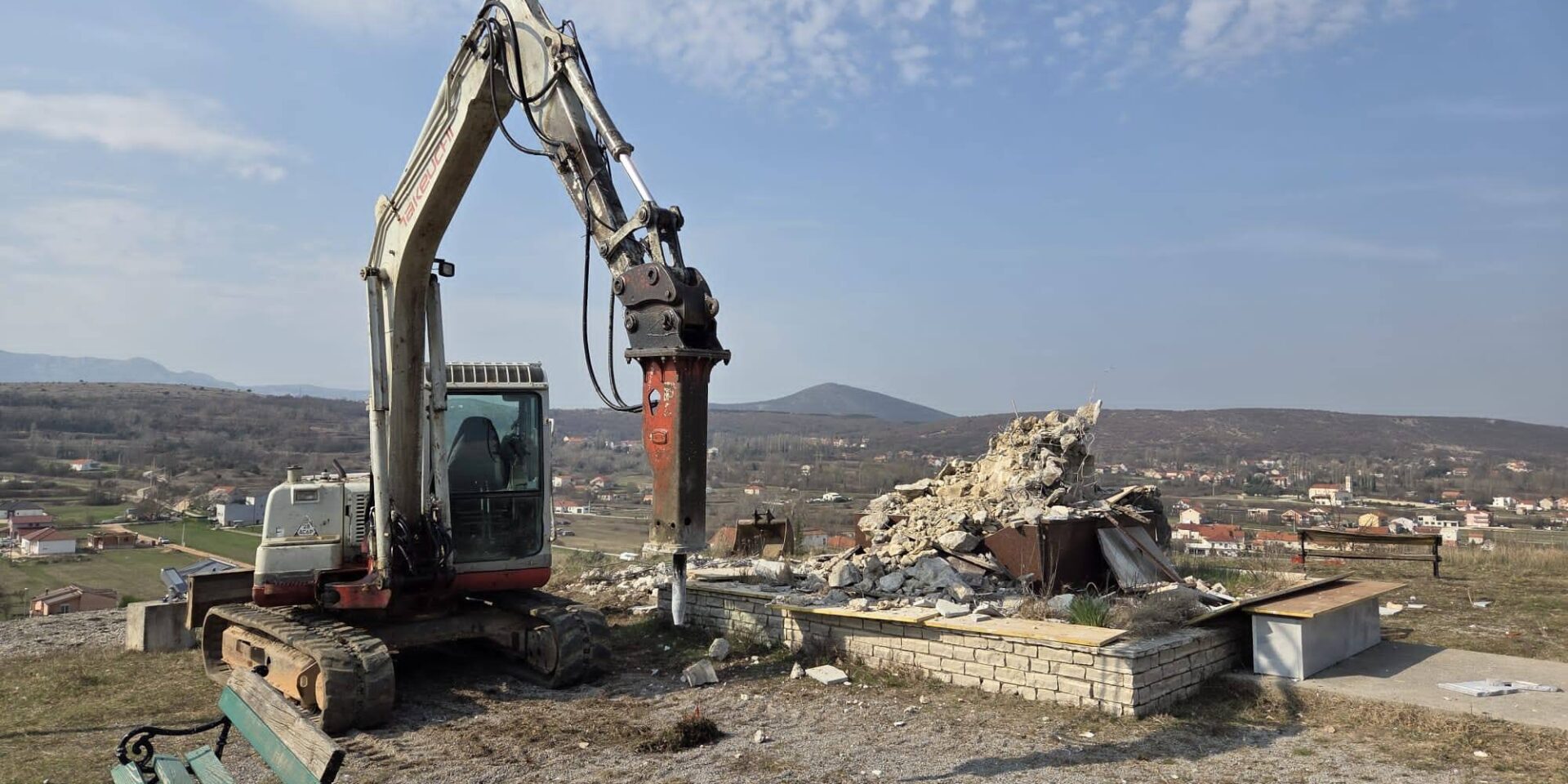 Uklanjanje križa na Biloj Glavici u Trilju