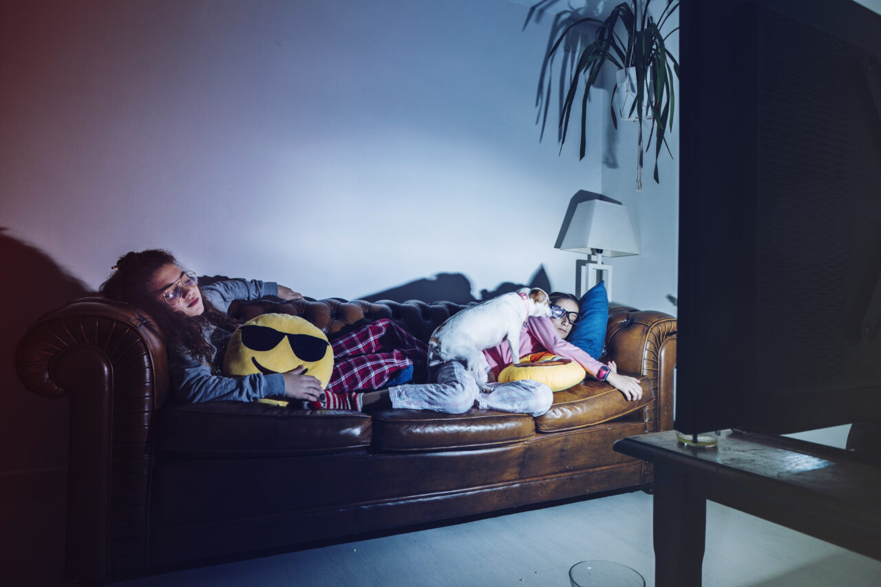 tired-girls-sleeping-with-tv-1280×853