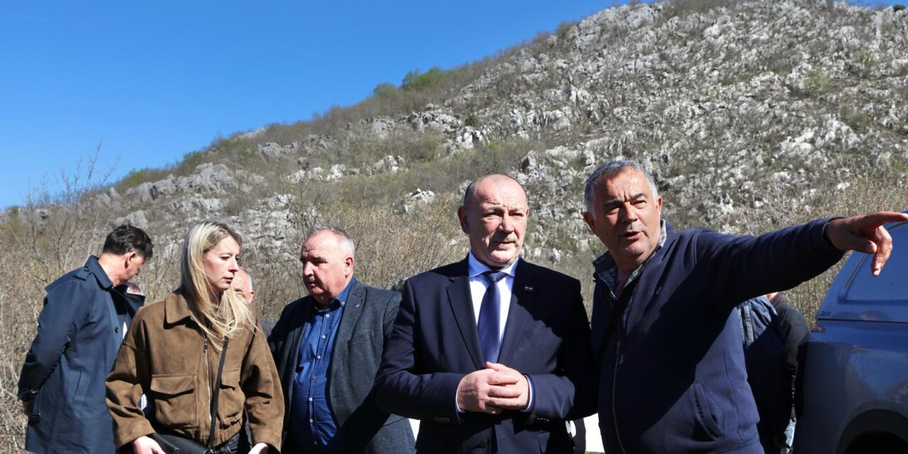 Zagvozd: Ministar Tomo Medved pored jame Medviđa, lokacije žrtava iz drugog svjetskog rata