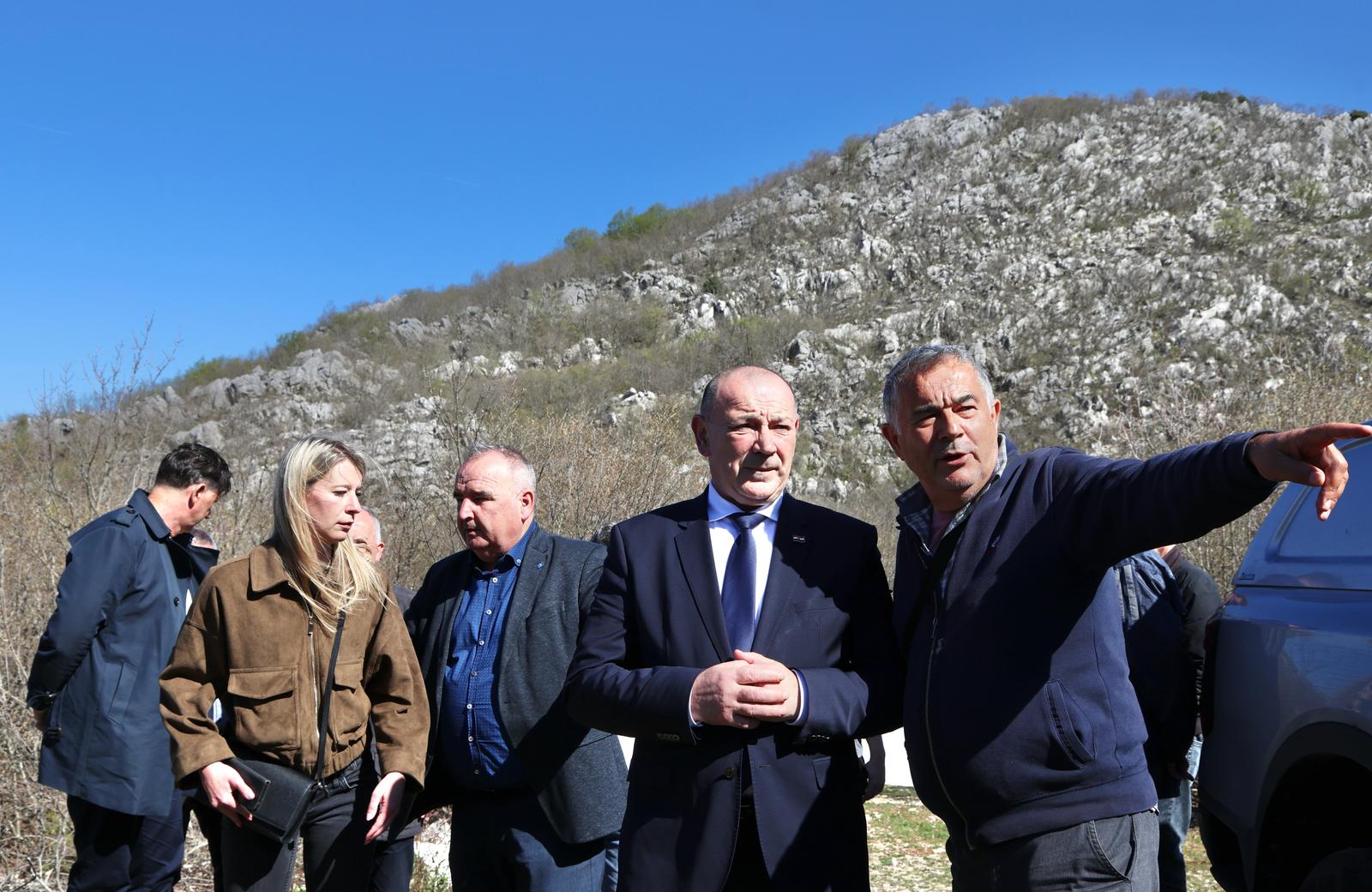 Zagvozd: Ministar Tomo Medved pored jame Medviđa, lokacije žrtava iz drugog svjetskog rata
