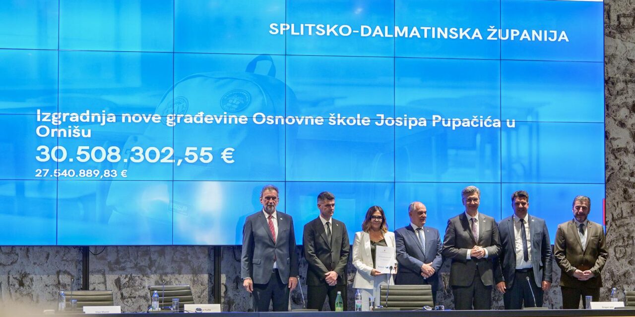 Zagreb: Premijer Plenković na dodjeli ugovora za jednosmjensku i cjelodnevnu školu